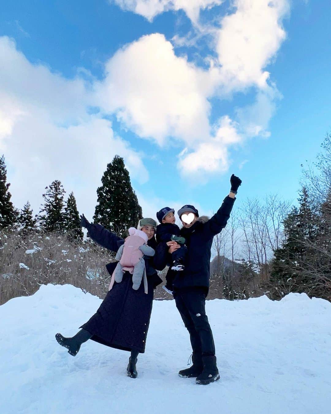 Mai Wakimizuのインスタグラム：「毎日お天気良いしお外に居る時はタイミング良く雪が止んでるから快適に遊べてるし娘の寒さの心配もいらない＼(^o^)／この旅用に新調したCELINEの耳当て帽子とRosy Monsterのベンチコートが大活躍してます♡むしろ暑いぐらい。笑 雪遊びコーデは荷物の関係で全員1着のみ！笑  #界津軽#青森#家族写真#2歳5ヶ月#生後5ヶ月#兄妹」