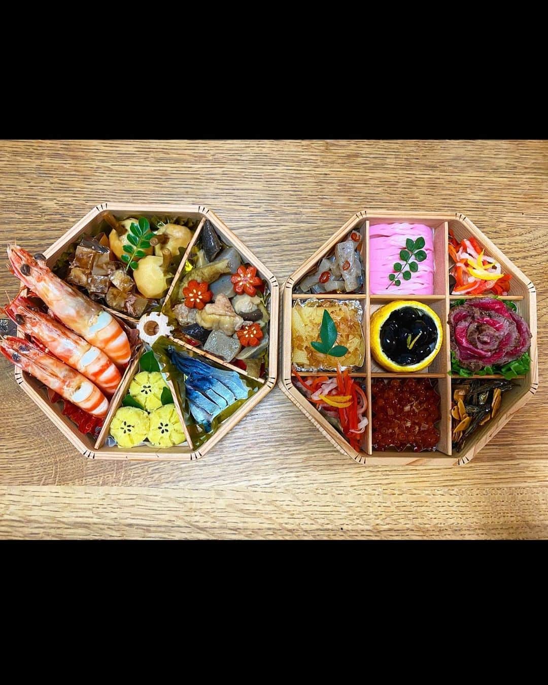 のインスタグラム：「2023 明けましておめでとうございます  元旦は弟の「まなみーおせちってもう食える？」で目覚めました。弟たちのブラックホールのような食欲を目の当たりにしてなぜか私の方が胃もたれを起こしています。お米を炊いても炊いても炊飯器を開ければ空っぽです。炊いてないのかも知れません。そんな毎年恒例のお正月を過ごせて良い一年のスタートとなりました。  皆さま今年もよろしくお願いします☺︎✌︎」