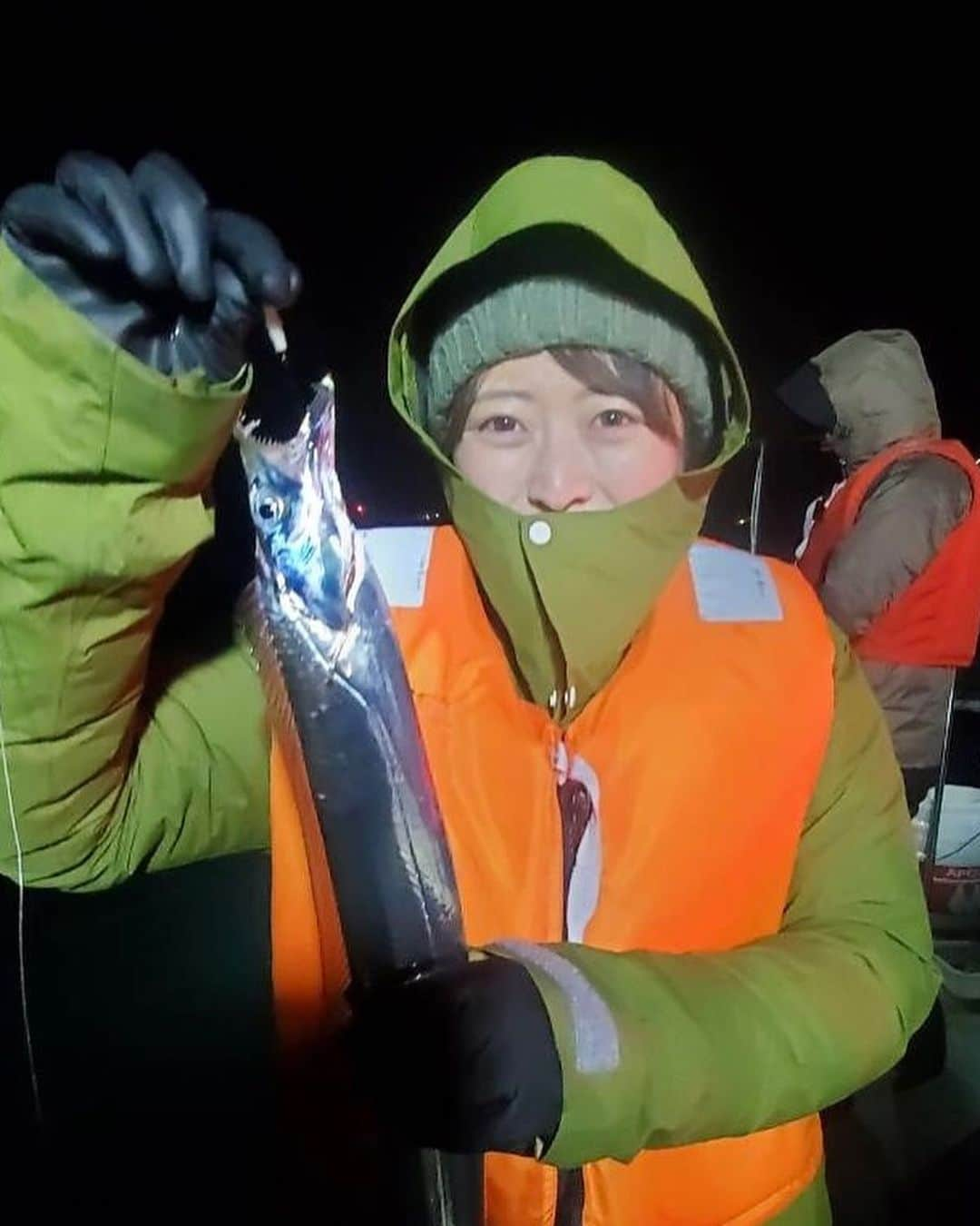 青木栄美子のインスタグラム：「. 富山湾の釣り船で 太刀魚釣りに行ってきました🐟  結果…爆釣でした‼️😆✨✨✨✨ チームで23尾✌️すごい😳✨✨  もっと釣れる時は 100尾ほど釣れるそうですが、 私はこれでじゅうぶんですよ笑  しかし、考えうる万全の防寒をしたつもりでしたが 思ったより寒くて…🥹  海風が当たると体感温度が下がって、 途中手がかじかんで竿が握れなくなるくらいだった⛄️ この時期は本ッッ当に寒い〜🥶  でもたくさん釣れたし、最高に楽しかった☺️笑  帰ってきてから、さばいて太刀魚パーティー🎉🥳🪅  バターソテーにワイン煮に煮付けにお刺身… 一生ぶんの太刀魚を食べた気分🤤  太刀魚は強そうな顔に似合わず、 白身がふわふわで繊細な味わい😳✨  朝どれなので、焼くととっても良い香り🤭 個人的にはバターソテーがいちばん美味しかったな！ 捌くのも慣れてきた😏🔪  自分で釣った魚を自分で料理すると より美味しく感じられます😋  富山湾の釣りを体験して食べるお魚は 最高のグルメだな！☺️✨  @seaearth2021   #富山湾 #富山  #富山釣り #釣り  #釣り女子 #太刀魚  #太刀魚釣り #太刀魚料理  #太刀魚刺身 #太刀魚ムニエル  #太刀魚炙り #タチウオ  #タチウオ釣り #タチウオ料理  #富山の釣り #富山観光  #富山観光スポット  #富山県 #富山グルメ情報  #フリーアナウンサー  #新湊 #射水市 #石川観光  #富山旅行 #釣り女子部」