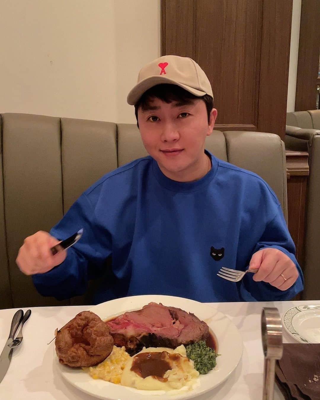 ホン・ジンホのインスタグラム：「새해 복 많이 많이 받고 2023 좋은일만 많이 생기세요!! 조금 늦은 happy new year!」