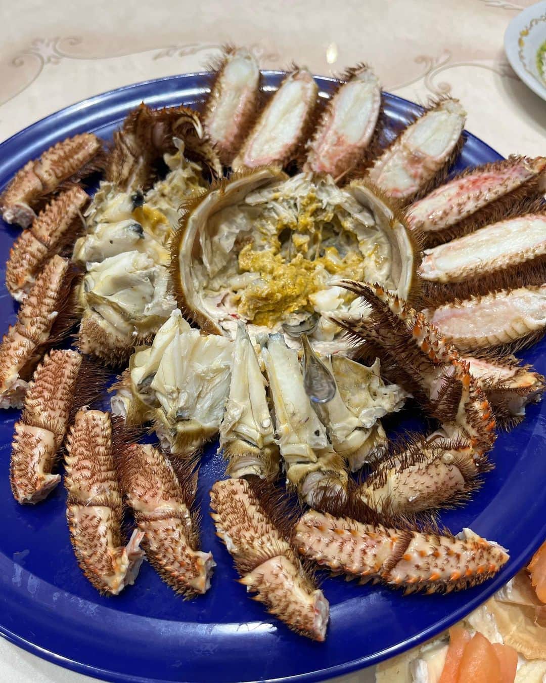 宍戸真詩美のインスタグラム：「家でも蟹🦀初日はタラバで、2日目は毛蟹🦀そしてお供のシャンパンは🥂クリュッグ🍾 久しぶりに帰省🏠 #帰省 #仙台 #蟹 #かに #カニ #タラバガニ #毛蟹 #シャンパン #クリュッグ #krug #japan #宮城 #ずんだ #おうちごはん #お正月」