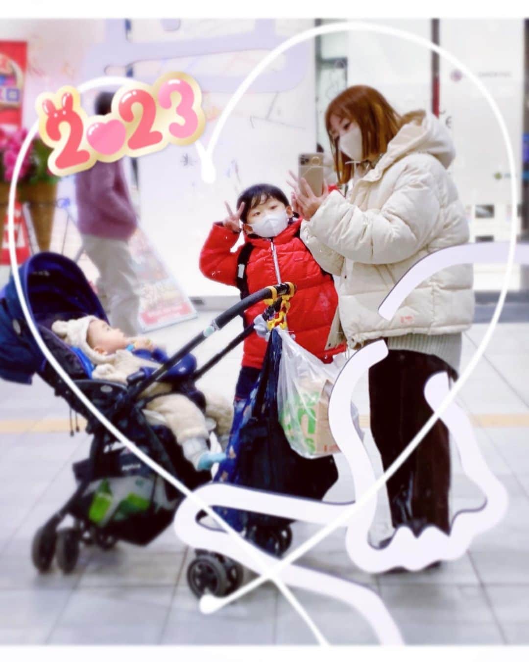 山上紗和 のインスタグラム：「みなさん、あけましておめでとうございます🗻🌅✨  2022年は、わたしの16歳から今までの人生で、 初めて丸1年働かなかった年でした🐯❤️‍🔥 こんな日が来るとは思わずに居たよ(̨̡ ¨̮ )̧̢･:*ೄ‧͙·*   そして、隠してたわけではなく、 言うタイミングを完全に見失ってましたが  ３月末に家族が1人増えました👶✨  あまりのかわいさに、親バカを通り越してバカ親全開の昨今です🦭  俗に言う｢産休｣｢育休｣というやつも初めて体験しながら、  上の子の小学校入学に伴い発覚した 発達障害も、いろいろな情報をもらったり、検査を受けたり、療育センターのお世話になったり、、  四十路近くなっても、まだまだこんなに初めての体験、勉強する事が盛り沢山 降り掛かってくるのだなと、噛み締めております🎍  経験は一般的平均値よりある方だと思ってたんですが、  人間模様、私情のもつれ関連については専門家でも、 全くどう対応したらわからない出来事がじゃんじゃん起こることに、驚きを隠しきれません。(白目)  でも、生きるステージを変えてまで、 こんなにも多くの経験をさせてもらえる人間に選ばれているという事なので、 そういう視点から受け止めると、感謝ですね🙏✨  2023年は、気持ち新たに  また世のため人のため、自分の持っている力を社会貢献へ繋げられるような働き方がしたいです❣️  今年もどうぞよろしくお願いいたします🙏✨  写真は、クリスマスに撮った着膨れ親子😂」