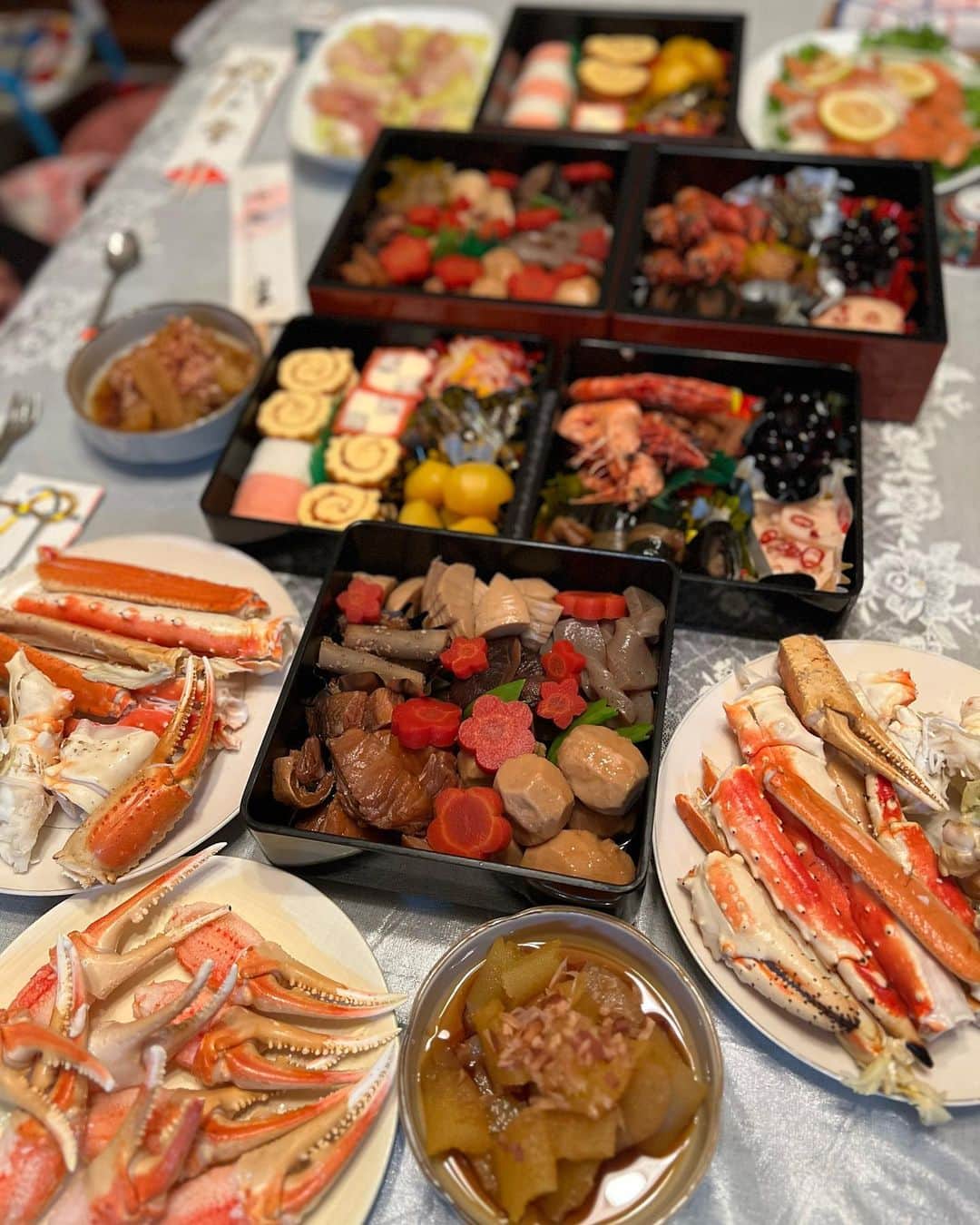 大浦育子さんのインスタグラム写真 - (大浦育子Instagram)「バタバタの年末からの、気付いたら年が明けていました！ 大浦家の定番、母手作りのお節料理と美味しい日本酒から1年がスタート。 新年。新たな気持ちで。 今年もよろしくお願いします😊」1月3日 17時30分 - ikuko_oura