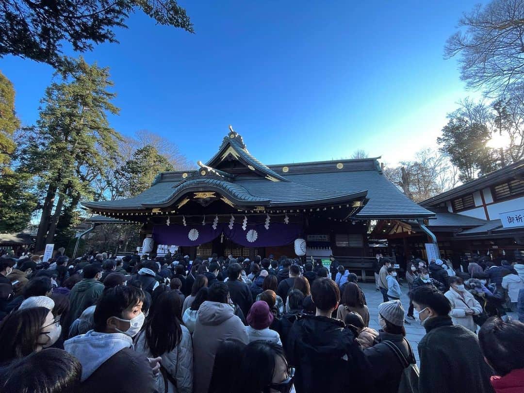 長谷川アーリアジャスールのインスタグラム：「あけましておめでとうございます🎍🐇  今年も自分らしく、皆さんに恩返しできるように努力します。 引き続き応援よろしくお願いします！ . . . #2023 #卯年 #初詣 #おみくじ #吉 #長谷川アーリアジャスール #感謝 #いい一年になりますように」