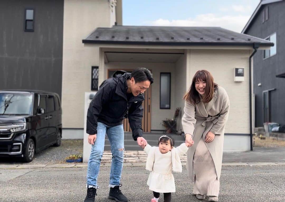 鈴木美穂のインスタグラム：「あけましておめでとうございます。  家族が増えて初めての年末年始は、京都で夫側の家族と過ごしたあと、東京で私の両親とゆっくり会うことができました。 皆が元気に新しい年を迎えられた幸せをかみしめています。  2022年は娘が産まれてくれたという人生で最も嬉しいことがあった一方、体調を崩してしまった時期もあり、山あり谷ありの日々を必死で生きていたように思います。 お世話になった皆さま、改めてどうもありがとうございました。  成長著しい10ヶ月の娘は、日に日にできるようになることが増え、最近は手を繋いで歩けるようになって、私たちをぐいぐい引っ張ってくれます。  2023年も健康を大切に、家族で一緒に新しい世界をたくさん開拓していきたいと思います。 本年もどうぞよろしくお願いいたします。」