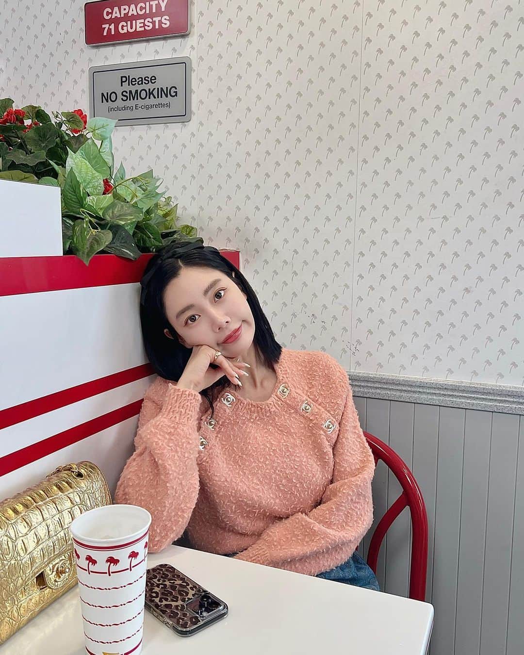 のインスタグラム：「My favorite In-N-Out burger in LA 🍔   #actressclara #클라라 #fashion #fashionista #ootd #ootdfashion #chanel #chanelclassic #chanelsweater #inandoutburger #패션 #샤넬 #샤넬클래식 #먹방」