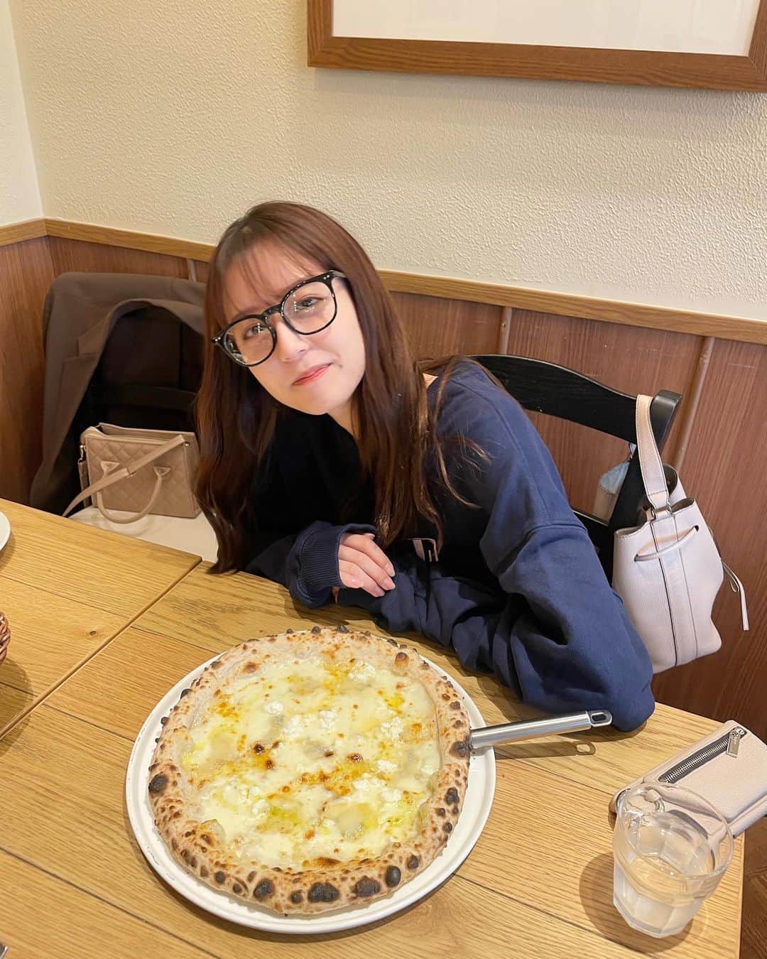 瑞季のインスタグラム：「.  あけましておめでとうございます🎍  今年も沢山食べて寝て 沢山笑って 健康に過ごしたいと思います ◡̈  2023年も どうぞ よろしくお願いいたします🐰♡  皆さんにとって 素敵な1年になりますように✨     #happynewyear #新年 #2023  #今年もよろしくお願いします #🐰」