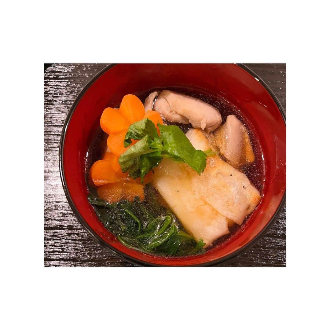 のインスタグラム：「明けましておめでとうございます🎍 今年もよろしくお願い致します！🙇🏻‍♀️✨  お雑煮は白だしをいれて食べるのが好きです😃  #お雑煮」