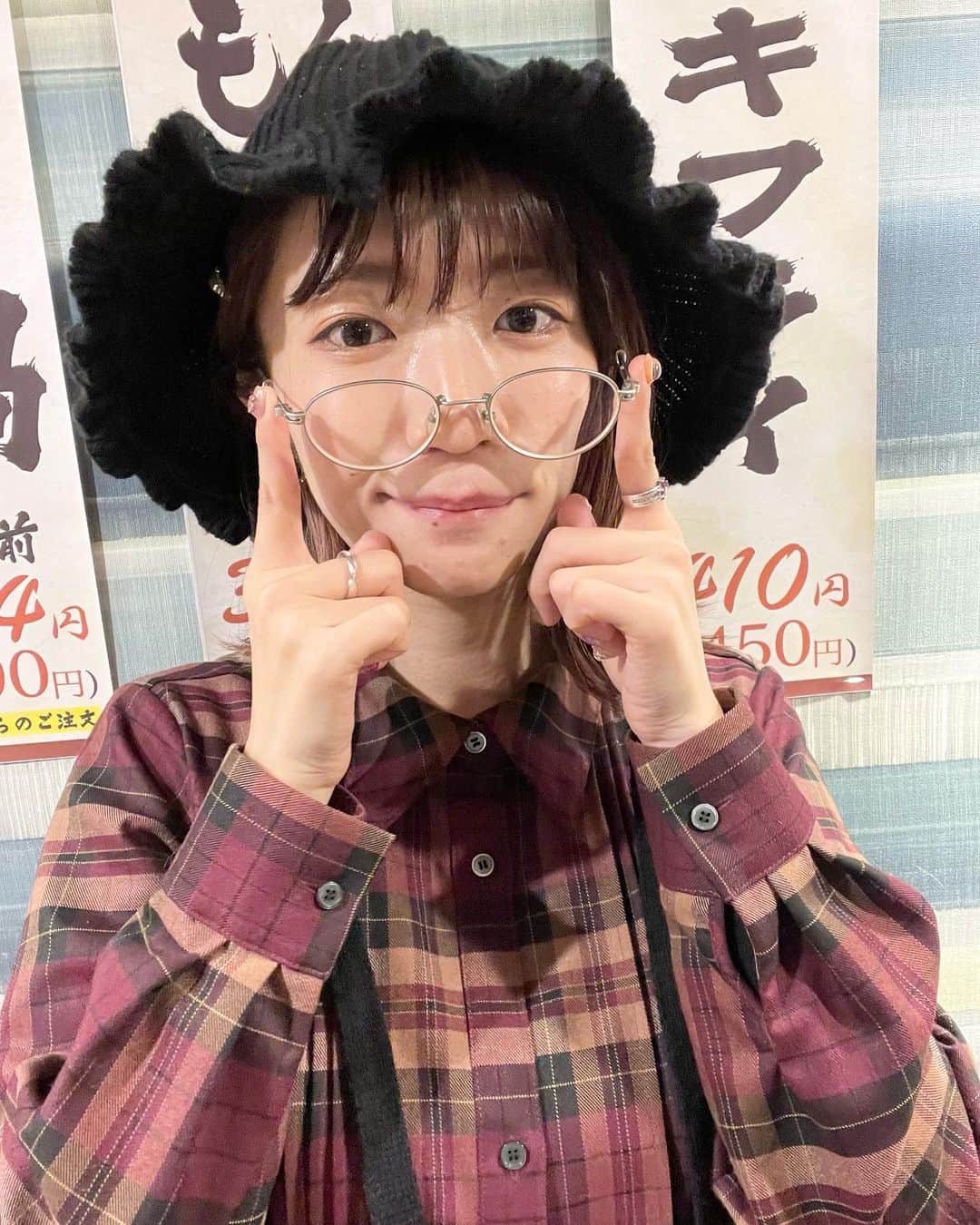 ぱいぱいでか美のインスタグラム：「油断した瞬間にぶん殴られる写真です . 手がぶれてて殴りかかってくる手前みたいな写真 しょっちゅう撮れる👊🏻👊🏻👊🏻 視力用のコンタクトもしてるから写真のために かけてるふりしてるんだけど この眼鏡はガチの家眼鏡なのでデザイン超シンプル👓 最近家でかけ続けてたらボーっとなっちゃったから 買い替えた方が良いのかな〜 なやみます。 . #yohjiyamamoto #眼鏡 #でか美ちゃん #コンタクトの度数 #-5.75 #悪 #これ以上視力下げたくない」