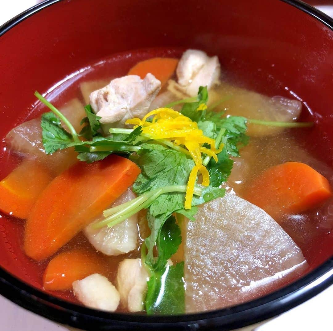 小澤真利奈さんのインスタグラム写真 - (小澤真利奈Instagram)「あけましておめでとうございます✨ 今年もゆみ監督特製お雑煮をいただきました。 美味しかった😊 幸せなお正月です。」1月3日 18時49分 - marina_kozawa_official