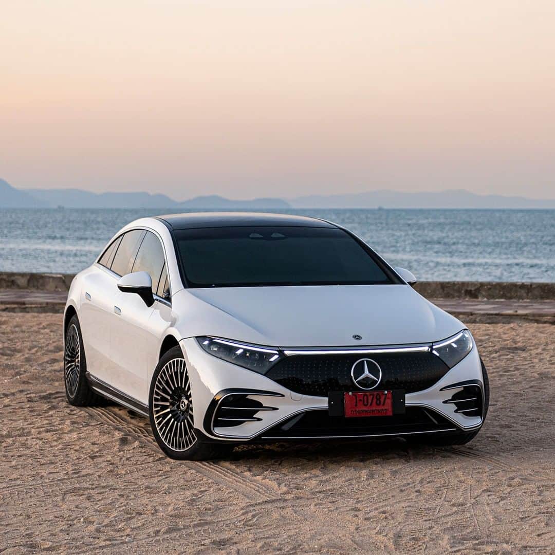 のインスタグラム：「EQS 500 4MATIC AMG Premium สุดยอดยนตรกรรมยานยนต์ไฟฟ้าแห่งโลกอนาคต มาพร้อมความจุแบตเตอรี่ 108.4 kWh กำลังสูงสุด 449 แรงม้า ทำให้วิ่งได้ไกลถึง 702 กิโลเมตร ต่อการชาร์จเต็ม 1 ครั้ง ทำให้พร้อมออกเดินทางไปกับคุณได้ในทุกจุดมุ่งหมาย   *อุปกรณ์บางส่วนในภาพอาจแตกต่างจากที่จำหน่ายจริง โปรดตรวจสอบรายการอุปกรณ์ของรถยนต์แต่ละรุ่นที่ผู้จำหน่ายฯ อย่างเป็นทางการทั่วประเทศ​​  #EQS #ProgressiveLuxury #electric #EV #MercedesBenz #MercedesBenzThailand」