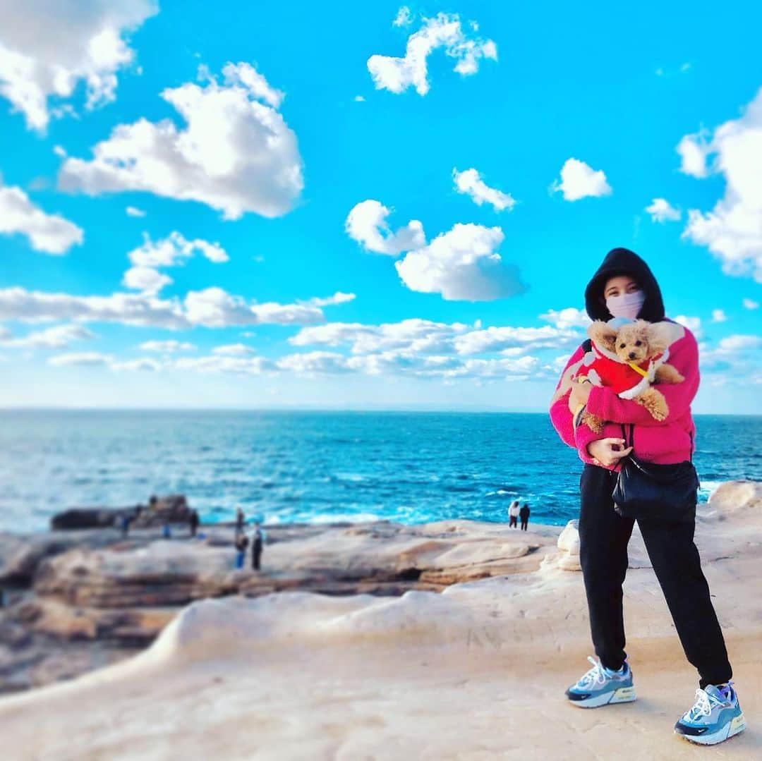 松尾そのまさんのインスタグラム写真 - (松尾そのまInstagram)「海✨  青空🌤  風🌬  自然を感じる時間🌊  癒し🫶  ただ、 風がすごすぎて、、、 寒かったぁ🌬  今年の目標も 決まったし、 自分を信じて 成長していけたらな と思います✌️  #2022-2023 #冬休み #海 #綺麗な景色 #海 #青空　#自然 #癒し #風 #めっちゃ #寒い  #松尾そのま #12歳 #avex #エイベックス #キッズモデル #インスタキッズ #てれび戦士 #天才てれびくんhello #天てれ #nhk #eテレ  #トイプードル #といぷーどる #男の子 #2歳 #いぬすたぐらむ #いぬすきさんと繋がりたい🐶」1月3日 19時05分 - sonopy526