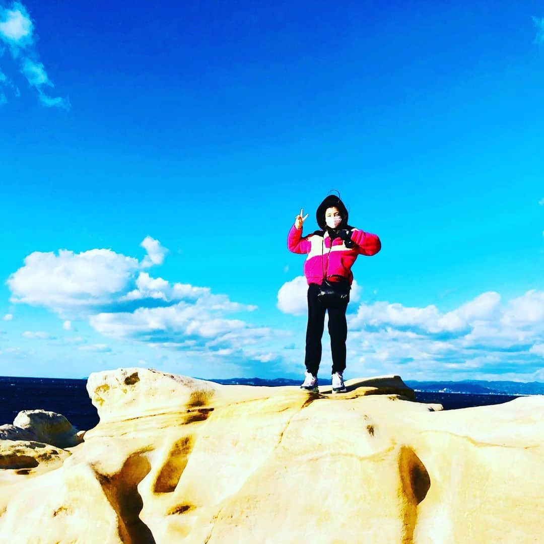 松尾そのまさんのインスタグラム写真 - (松尾そのまInstagram)「海✨  青空🌤  風🌬  自然を感じる時間🌊  癒し🫶  ただ、 風がすごすぎて、、、 寒かったぁ🌬  今年の目標も 決まったし、 自分を信じて 成長していけたらな と思います✌️  #2022-2023 #冬休み #海 #綺麗な景色 #海 #青空　#自然 #癒し #風 #めっちゃ #寒い  #松尾そのま #12歳 #avex #エイベックス #キッズモデル #インスタキッズ #てれび戦士 #天才てれびくんhello #天てれ #nhk #eテレ  #トイプードル #といぷーどる #男の子 #2歳 #いぬすたぐらむ #いぬすきさんと繋がりたい🐶」1月3日 19時05分 - sonopy526