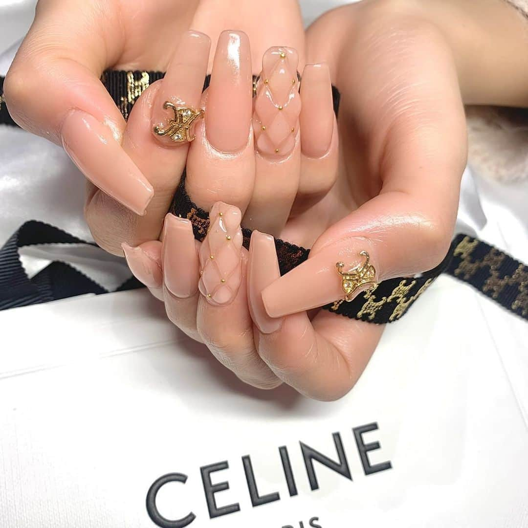 加美杏奈のインスタグラム：「・ 2022年ラストネイルは… ✨CELINE NAIL✨ 担当は @_nae.nail_ さん🤍  @yudia_neon は可愛いパーツが沢山で全部付けたくなる…🤍  そして、、 "私の投稿見た！"でフォロワーのみんな オフ代無料とお会計から10%オフ！  可愛いネイルになる事間違いなしなので 是非、行ってみてね💅✨」