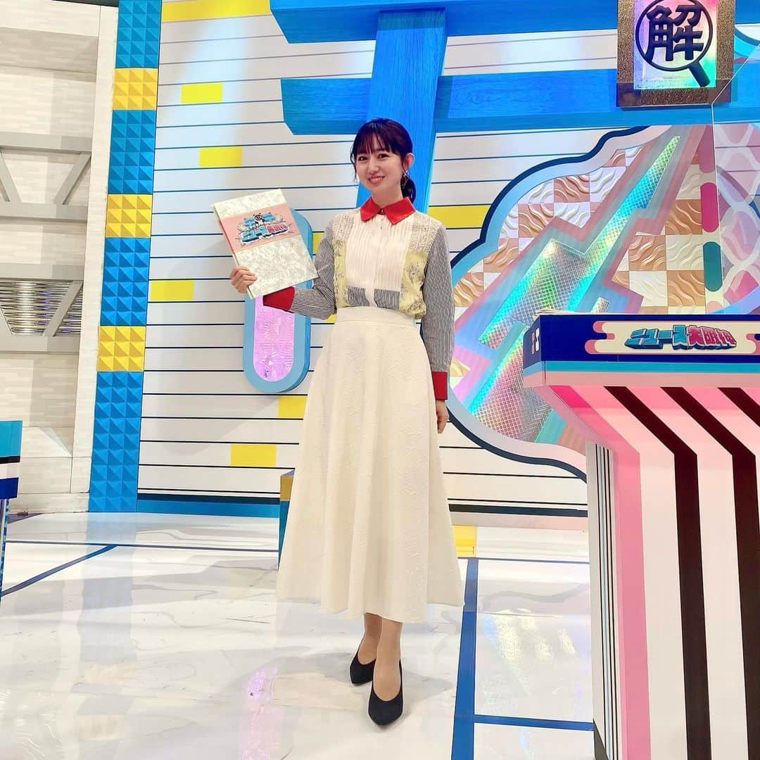 のインスタグラム：「. ABCテレビ 「モヤモヤ解SHOW!ニュース大明神」 見てくださった皆さま ありがとうございました！！✨ 見逃し配信ありますので Tverでもぜひご覧ください🍊  生放送特番でスタートした私の仕事はじめ。 なんだか良い1年になりそうです⭐️  久しぶりにアナウンサーらしい仕事をしましたが、笑 番組を進行しながら気になった ここ1か月続いている私の鼻水と鼻声。 まさかコロナ後遺症のひとつなのだろうか😳 判別する方法がないので はっきりとはしませんが、 とりあえず言えることは 鼻声だったけど私は元気いっぱいです🥰  沖縄旅行→ディズニーシー→岐阜帰省 と遊び倒した冬休みでした🤣 明日からは平常運転。 現実と向き合うぞー！！🔥  本日の衣装はこちら。  ブラウス @adelly.tokyo  スタイリスト chie oshitani  @stylist_franc」