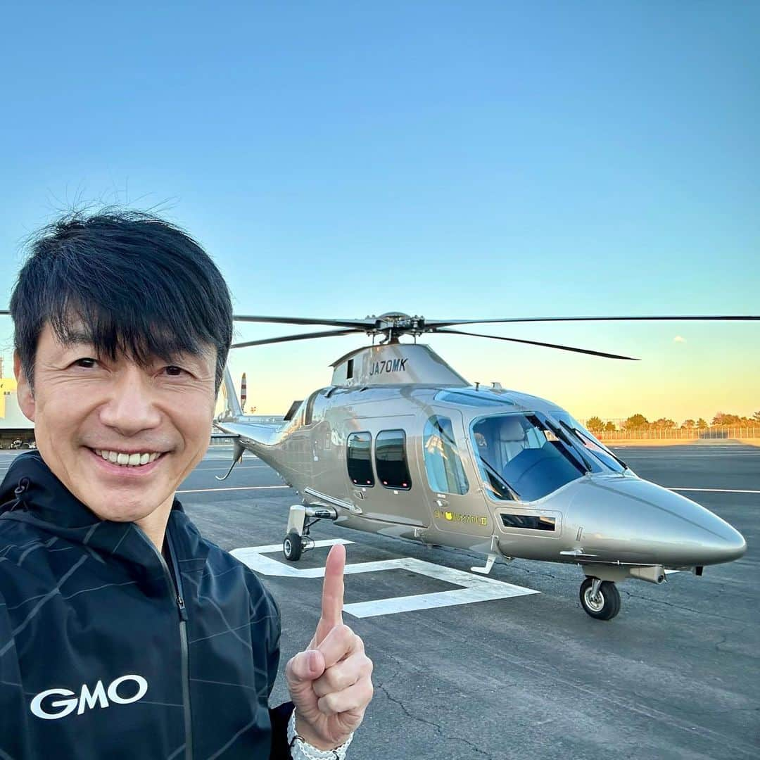 熊谷正寿のインスタグラム：「初飛行訓練🚁終了！  2025年大阪万博で実用化される｢空飛ぶクルマ｣  今年は全国各地で実証実験がスタート予定。日本産業史における｢空飛ぶクルマ元年｣です。  私たちはセキュリティ事業を通じて｢空飛ぶクルマ｣を守ります。  #pilot #aw109 #helicopter #helicopters #agusta #agustawestland #パイロット #ヘリコプター #空飛ぶクルマ #gmoインターネットグループ #gmoグローバルサイン #gmoサイバーセキュリティbyイエラエ」