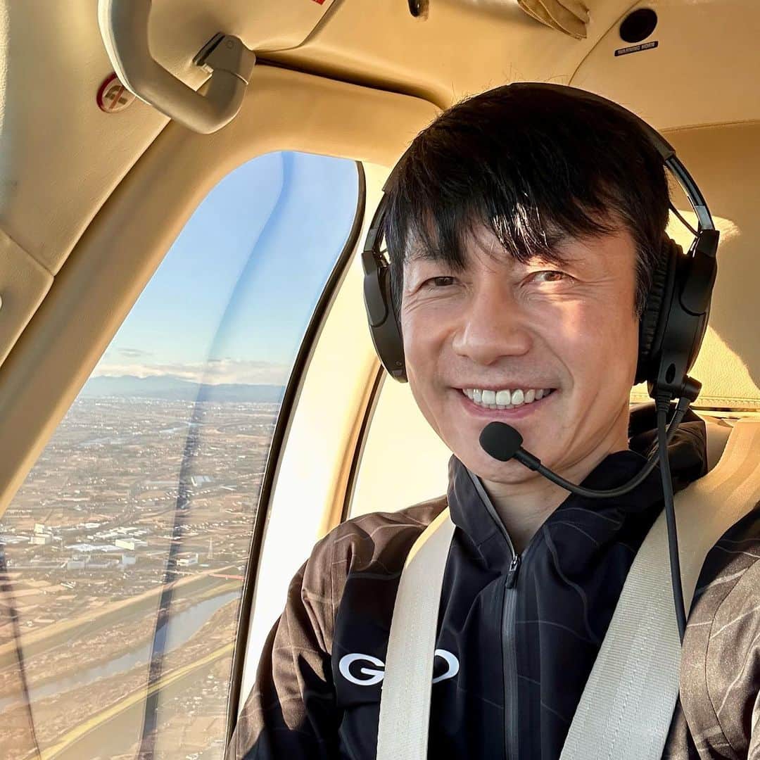 熊谷正寿さんのインスタグラム写真 - (熊谷正寿Instagram)「初飛行訓練🚁終了！  2025年大阪万博で実用化される｢空飛ぶクルマ｣  今年は全国各地で実証実験がスタート予定。日本産業史における｢空飛ぶクルマ元年｣です。  私たちはセキュリティ事業を通じて｢空飛ぶクルマ｣を守ります。  #pilot #aw109 #helicopter #helicopters #agusta #agustawestland #パイロット #ヘリコプター #空飛ぶクルマ #gmoインターネットグループ #gmoグローバルサイン #gmoサイバーセキュリティbyイエラエ」1月3日 19時34分 - masatoshi_kumagai
