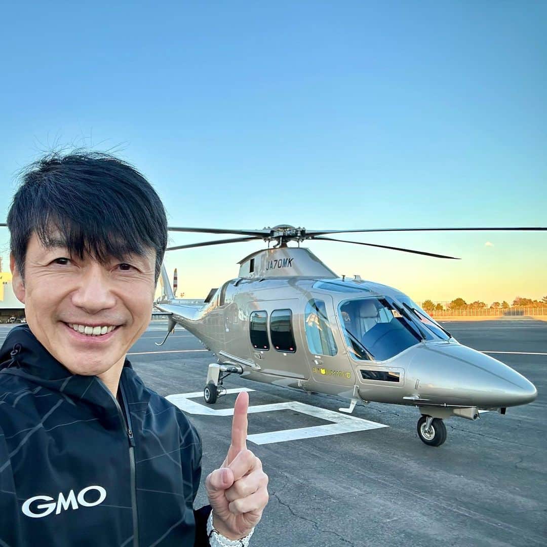 熊谷正寿さんのインスタグラム写真 - (熊谷正寿Instagram)「初飛行訓練🚁終了！  2025年大阪万博で実用化される｢空飛ぶクルマ｣  今年は全国各地で実証実験がスタート予定。日本産業史における｢空飛ぶクルマ元年｣です。  私たちはセキュリティ事業を通じて｢空飛ぶクルマ｣を守ります。  #pilot #aw109 #helicopter #helicopters #agusta #agustawestland #パイロット #ヘリコプター #空飛ぶクルマ #gmoインターネットグループ #gmoグローバルサイン #gmoサイバーセキュリティbyイエラエ」1月3日 19時34分 - masatoshi_kumagai