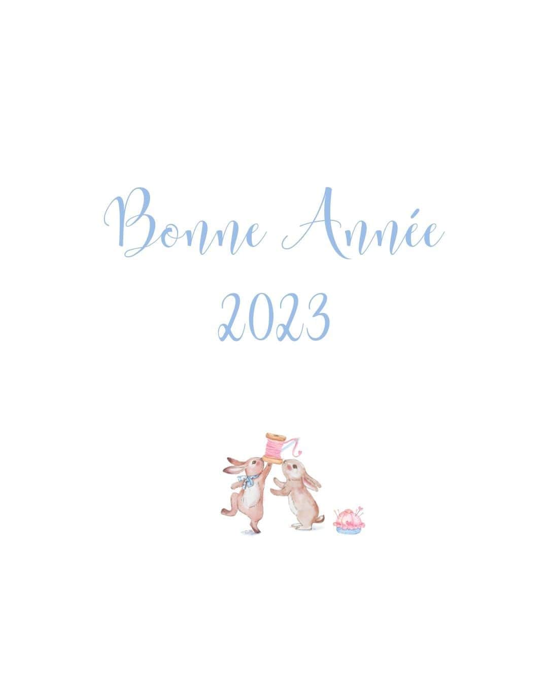 order dress カルリエ クチュールのインスタグラム：「. Bonne Année 2023 ! 🎍謹賀新年🎍  明けまして、おめでとうございます。  2022年もお客様に支えられて 続けてくることができました。 関係者の方々、手伝ってくれた方々 instagramやHPを見てくださる方も 本当にありがとうございます🙇🏻‍♀️  お洋服でも、ドレスでも選択肢も増え、 簡単に手に入りやすくなったこの時代に 2022年も思う存分、 むしろお承りしきれない程 ウェディングドレスを製作させていただき 本当に豊かな時間を過ごさせていただきました。  メインのウェディング以外では 沢山の模索をする1年でした。 ECを本気でやったり、 対面のイベントを行なったり。  自営業になった7年前に比べて 自分が今どのような状況にいるのか  人としてどうありたいか、 母としてどうありたいか、 を考えた2022年でもありました。  夏に引越しをし 秋のウェディングシーズンを境に 新しいことをする準備に入りました✍🏻  12月は学びに時間を使ったり 年末は家族とゆっくり過ごしたり ずっとお仕事に重きをおいた生活をしていたので ちょっと言い方は軽いですが、一度立ち止まって 自分と向き合うタイミングかな、 という想いがありました。  2023年は 婦人服のオーダーと 理論的な「似合う！」の両面から、 装いのお手伝いをさせていただければと思っています🫶🏻  また自分自身も、年齢や体型かかわらず もっとファッションを楽しんでいきたいと思っています。  装いを楽しむのも 心と身体の健康があってこそ🙌🏻✨ どうぞ皆さまにとっても 健やかに、幸せ溢れる1年になりますように . . . Carlier Couture Emilie  🌿写真は1年ぶりの旅行で先月訪れた熱海の景色。 清々しい海と、ご利益ありそうな御神木の大楠🙏🏻🌳 . . . #bonneannee2023 #オーダー婦人服 #イメージコンサルティング」