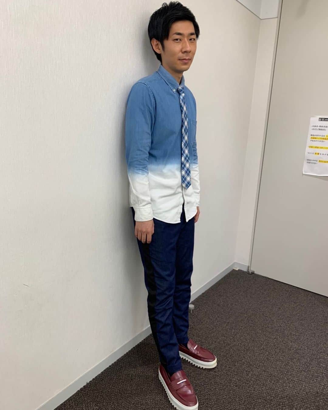 のインスタグラム：「あけましておめでとうございます！今年もよろしくお願い致します！楽屋でマネージャーさんとスタイリストさんが「グラデーションシャツをいつ脱ぐべきか」をテーマに真剣討論してました。変化の年になりそうです。」