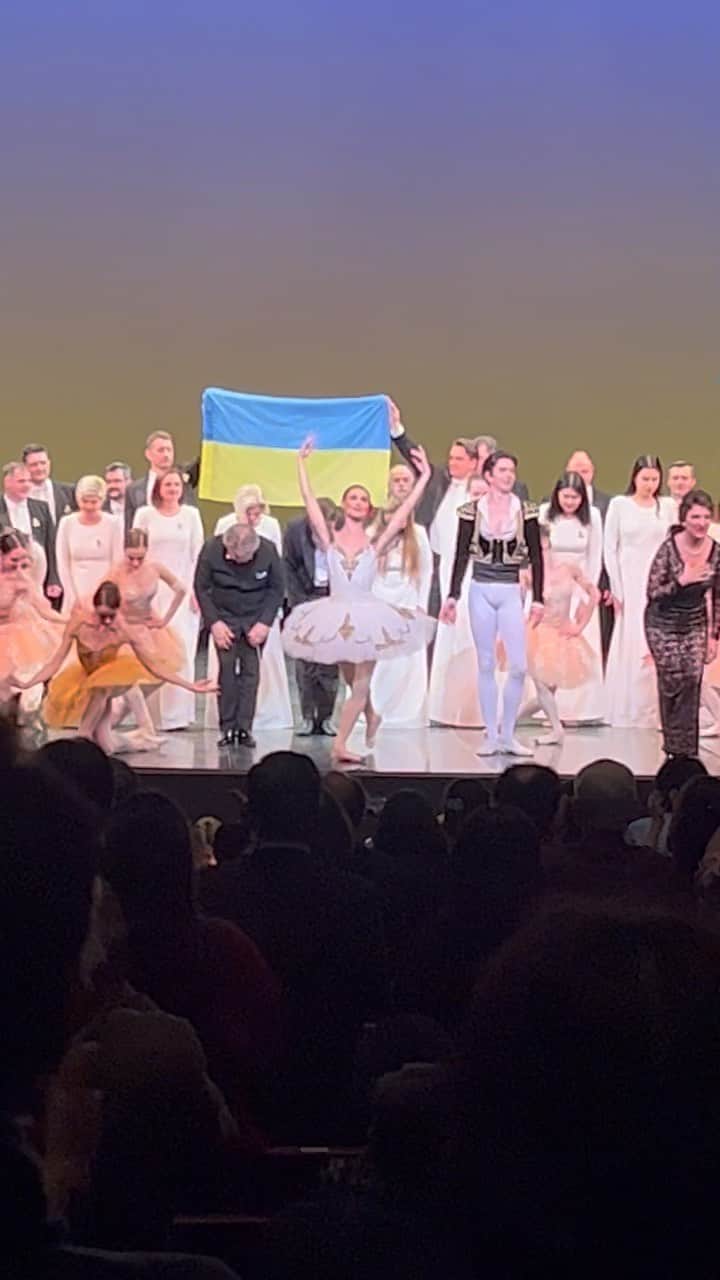 草刈民代のインスタグラム：「ウクライナ国立歌劇場「新春オペラ・バレエ・ガラ」  今日の公演は、一部はオペラ、2部がバレエ。  素晴らしい公演でした。  オーケストラの演奏も歌も踊りも、とてもポジティブな強さが伝わってきて、観ていた私が勇気づけられました。  バレエ団の方々は明日帰国だそうです。  1日も早く平和が訪れますように。  #草刈民代」