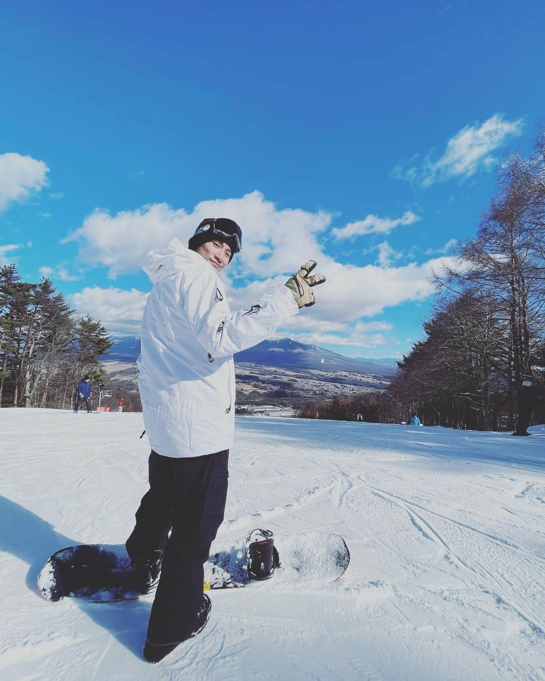 足立英昭のインスタグラム：「2023初🏂  陽当たり良好！  しかしラストに…笑」