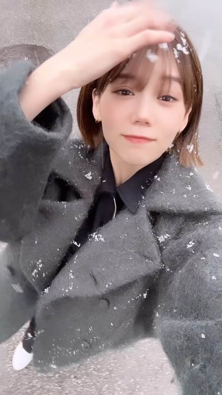 千田麻実のインスタグラム：「2023年🐰 Happy New Year 🎍🌅 滋賀は新年初雪です☃️ 今年も目標を沢山達成して行けるように頑張ります🦾 幸せ溢れる一年になりますように〜☺️🫰🏻  本年も宜しくお願い致します！」