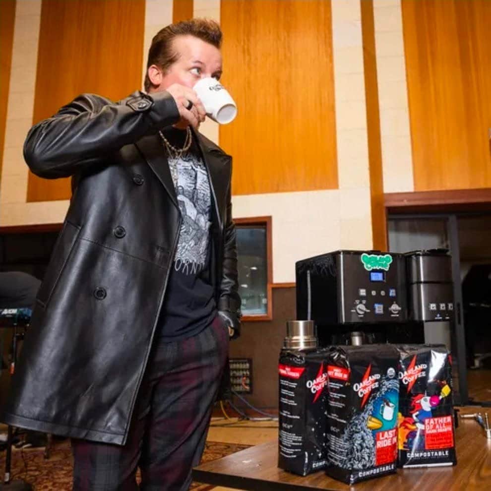 トレ・クールのインスタグラム：「Well hello 2023! I had an amazing year with my favorite people traveling around making music. Stages….studios…. I started the year off with a fresh cup of @oaklandcoffee “Atomic Garden” blend. That’s setting the tone for a great 2023 ahead!! Thank you to everyone who listened to our music and shared the story with us.  Don’t be tired - be inspired. Coffee helps! 📸 @atibaphoto」