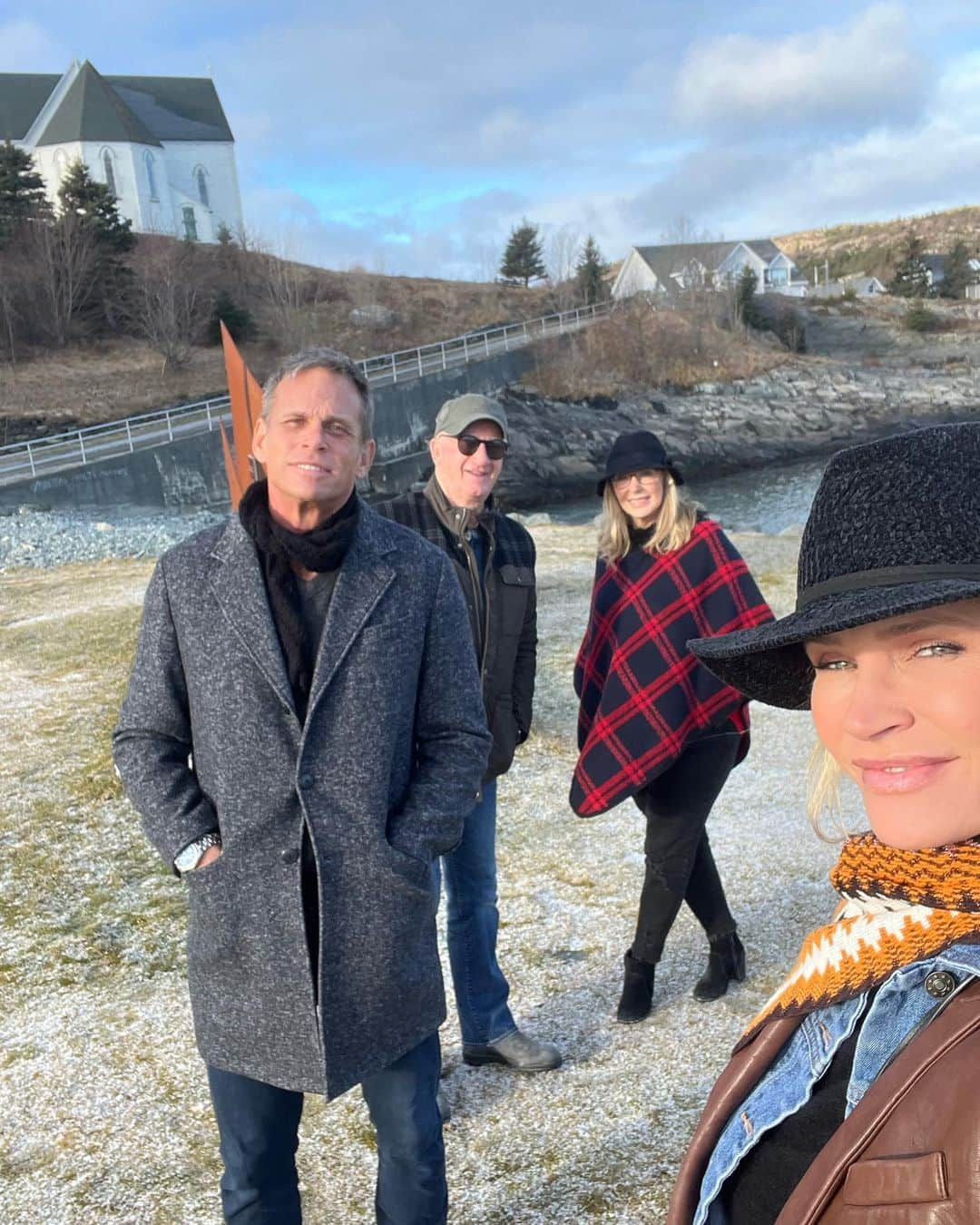 ナターシャ・ヘンストリッジのインスタグラム：「Beautiful #newfoundland #brigus our version of an album cover😂 Happy New Year」