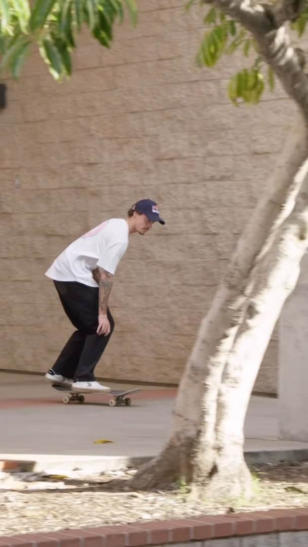 グスタボ・リベイロのインスタグラム：「360 flip nose blunt bigspin from “futuro” part for @cariumaskateboarding   Video by @alexjhorton @tommypaz」