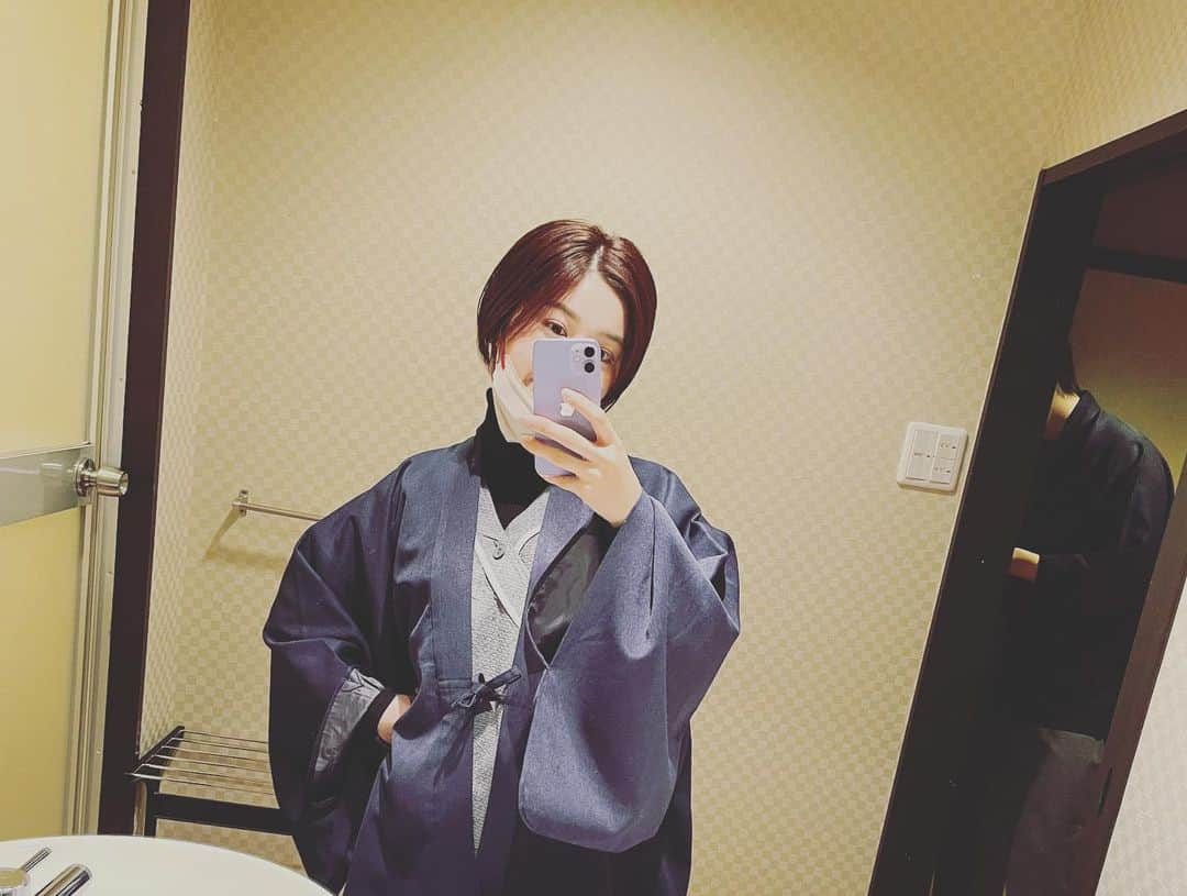 齋藤智奈美さんのインスタグラム写真 - (齋藤智奈美Instagram)「＜年末旅行記録＞ 明けましておめでとうございます。  年末に念願の温泉旅行に 行ってきました〜🥹♥️  泊まったお宿は @hoshinoresorts.kai の 界　川治👏🏻  烏山和紙を使ったインテリアが素敵なお部屋✨ めちゃくちゃ広くて 頑張れば8人くらい寝れるw  お布団は過去1ぐっすり寝れて 家に欲しいと思いました。 旅館とかホテルって眠りが浅くて 逆に疲れて起きる事が多いけど 0時から7時まで爆睡😴 朝ごはんに遅れるところでした！  あと3枚目のソファーがこれまた最高で、縦幅？がかなりあるので 座った時に足がはみ出ない！！ (伝わってるかな？？) とにかく今まで出会ったことない ソファーでこれも家に欲しいと思いました。笑笑  浴衣じゃなくて作務衣なのも ポイント高かったです☺️  #界#界リゾート#界川治#栃木#川治温泉#旅行#年末#温泉旅行#烏山和紙#日光#鬼怒川#星のや#おもてなし#風呂敷#作務衣」1月3日 21時34分 - chinami_ahaha