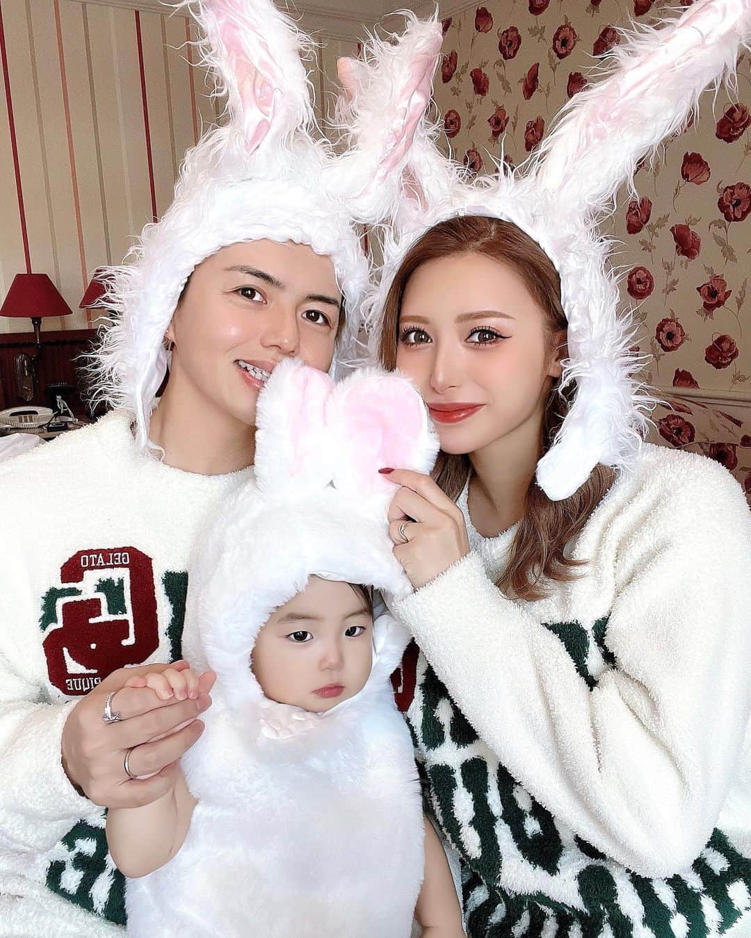 のインスタグラム：「今年も仲良く楽しくいきましょう🐇🐇🐇❤️  #ファミリー　#卯年　#年女　#女の子ママ　#赤ちゃんのいる生活」