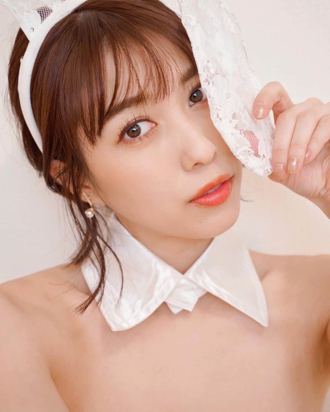 秦瑞穂のインスタグラム：「.  白うさぎの方が人気だったかな？🐰  . と言う事で三が日も終わるしうさぎ投稿終わり〜！ . 皆さまお付き合いありがとうございました🐇🤍  . 残りはファンコミュニティの方に投下！！  . そして今発売中の福袋のグッズにアザーカットinするのでご購入くださった皆さまお楽しみに🎁🤍  まだ購入出来るので是非〜😋👏  . . 💜オフィシャルファンコミュニティ👇 https://fanicon.net/fancommunities/3993  🛍福袋のご購入はショップから！  https://hatamizuho.official.ec/  .  #秦瑞穂 #follow #me #followme #japanesegirl #japan #粉我 #偶像 #インスタグラビア #gravure #instagravure#sexy#셀카놀 #被写体 #selfie #lingerie#gn#셀카#2023#バニーガール#卯年#うさぎ#cosplay」