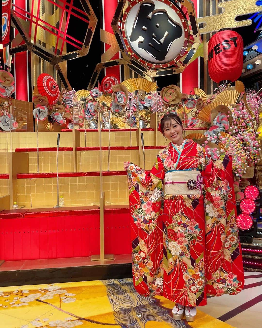 若林有子さんのインスタグラム写真 - (若林有子Instagram)「三が日ももう終わりですね🎍  大阪に帰省して、家族や気心が知れた友人たちとの時間を過ごしたお正月でした☺️  しっかりエネルギーをチャージして、明日からはお仕事！ ひるおびが仕事始めです☀️  一つ一つのお仕事を丁寧に、2023年も邁進します！  #ドリーム東西の赤い振袖 #華やかで素敵だったので記録 #👘  #お正月 #振袖 #仕事始め #若林有子」1月3日 21時46分 - wakabayashiyuko_