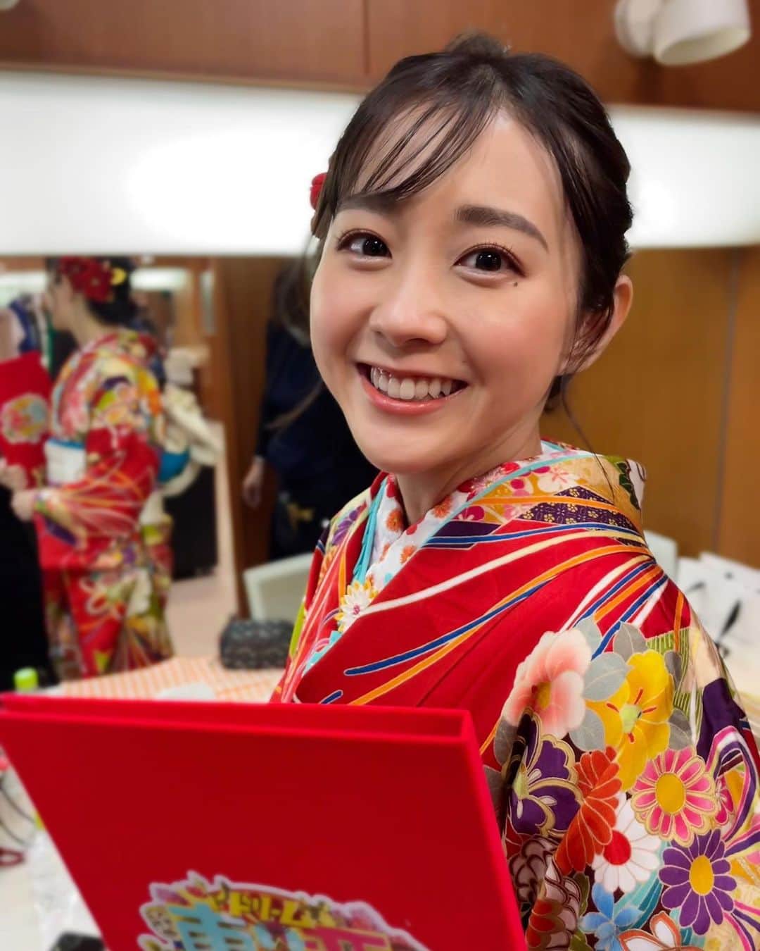 若林有子のインスタグラム：「三が日ももう終わりですね🎍  大阪に帰省して、家族や気心が知れた友人たちとの時間を過ごしたお正月でした☺️  しっかりエネルギーをチャージして、明日からはお仕事！ ひるおびが仕事始めです☀️  一つ一つのお仕事を丁寧に、2023年も邁進します！  #ドリーム東西の赤い振袖 #華やかで素敵だったので記録 #👘  #お正月 #振袖 #仕事始め #若林有子」