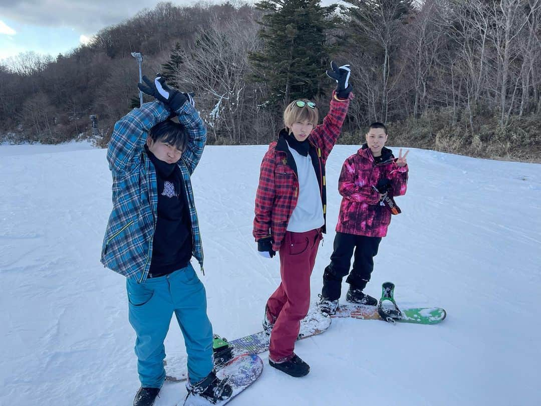 けんすけのインスタグラム：「Happy new year 🎊  2023年よろしくお願いします。 今年の目標は週3でジムにいく。【運動した日も含める】 月1冊は本を読むです。  あなたの2023年の抱負目標があればここに記して下さい。  何卒 #2023 #出だしは今のところ好調 #言霊 #お祓いいったから最強 #スノボで転んで肋痛い #happynewyear  #decision #何卒宜しくお願いします #初詣いついこう。」