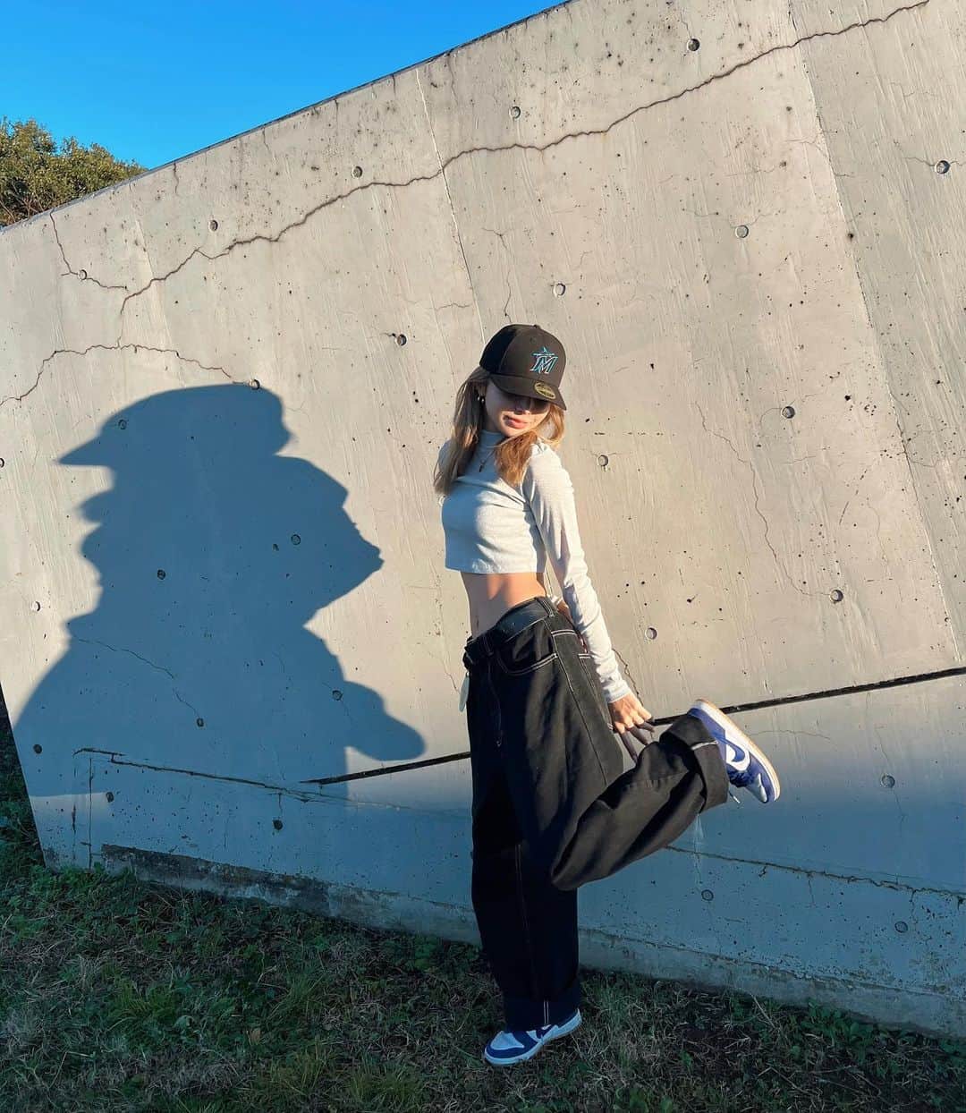 のインスタグラム：「22-23🌅🤍  あけましておめでとうございます🎍 今年も宜しくお願いします🐰  #ootd #skatergirlstyle #outfit #skatestyle #girlsskate #skatergirl #tokyo#japanesegirl」