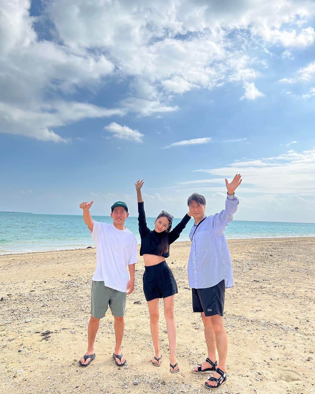 のインスタグラム：「コバルトブルーの海をバックに、父親と妻と記念写真。顔とスタイルを見て貰えばわかると思いますが、妻の父親です。私だけ宿泊客をシュノーケリングに連れてきた民宿のバイト感出てますが家族です。」