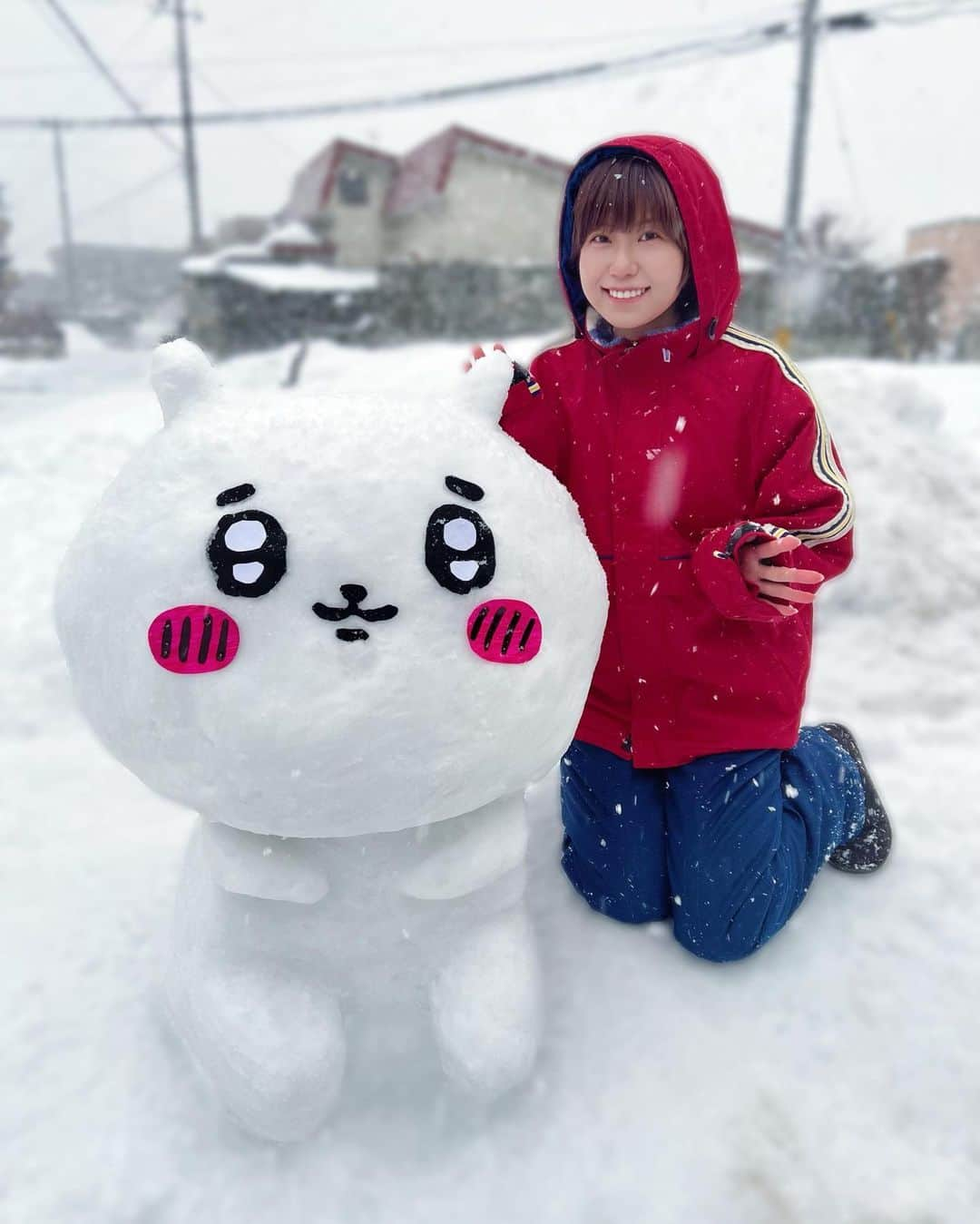 天野麻菜さんのインスタグラム写真 - (天野麻菜Instagram)「毎年恒例、雪だるまづくり⛄️ 今年は「ちいかわ」を作りました🫶  シンプルなので作りやすかったけど、目とかつける位置間違えてよくみたらちょっとしゃくれてる感じになってしまった🤷‍♂️🤷‍♂️  目や鼻はフェルト、ほっぺは紙です。  ハチワレやうさぎも作りたかったけど、時間なかった🤦‍♂️🤦‍♂️  もうちょっと体小さくしたほうがよかった。バランス難しい。  所要時間は3時間くらいかな。  ちなみに去年はドラえもん、一昨年は鬼滅の刃の伊之助、それより前は、巨大なかまくら、アナ雪のオラフを作りました。  来年は何を作ろうかな😌  #雪 #雪遊び #雪だるま #キャラクター #ちいかわ #雪像 #青森 #冬 #寒い #楽しい #毎年クオリティ高め #天野麻菜 #お正月 #お休み #田舎 #故郷 #生まれ故郷 #青森県 #里帰り」1月3日 22時29分 - akaringo_mana