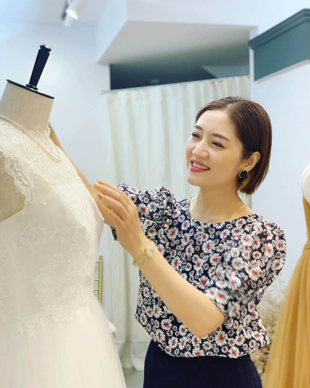 田澤友子のインスタグラム：「. Hope you have a wonderful New Year!  遅ればせながら、 あけましておめでとうございます。  今年はお店にとっても人生においても 節目の年。  様々な肩書きを持つ中で、 自分の心が改めて「楽しい！」と感じることを しっかり見極め育てていきたいなと思います。  私に関わってくださる全ての皆さま 今年もどうぞよろしくお願いいたします✨  #ウェディングが好き #ドレスが好き #ファッションが好き #食が大好き #結局は全部大好き」