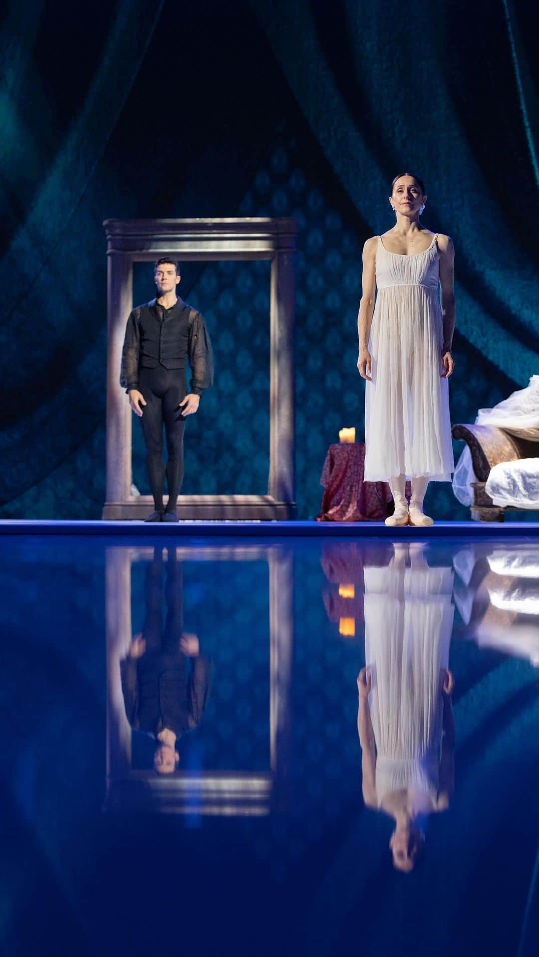 ロベルト・ボッレのインスタグラム：「Onegin #mirror pas de deux.  #johncranko @marianelanunezofficial #reidanderson @robertaguididibagno  #danzaconme @rai1official   Grato di essere riuscito a portare in prima serata Rai un tale capolavoro ❤️」