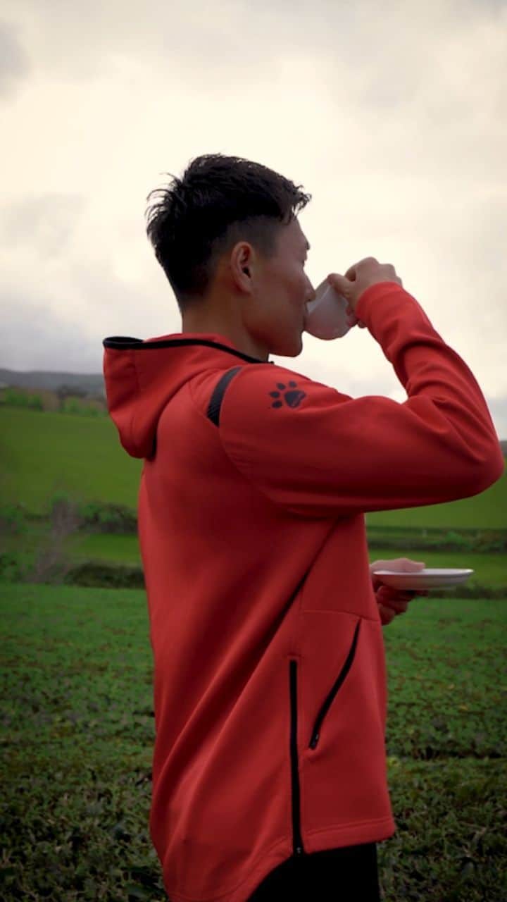 のインスタグラム：「Bem-vindo aos Açores @kento_misao, a tua nova casa com tradições antigas 🫖🔜⚽️  #NósSomosOsAçores #BravosAçorianos」
