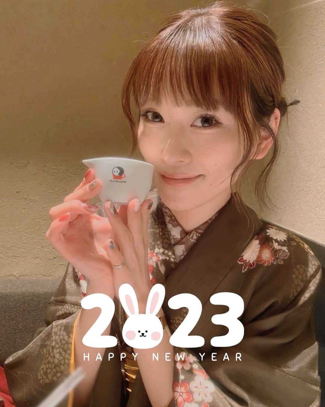 新立美香のインスタグラム：「新年�明けましておめでとうございます🎍 本年もどうぞよろしくお願いいたします♡  私事ですが... 昨年末にhappyな出来事がありましたので いつかご報告ができればなと思います✨  今年一年が皆さまにとって 平和で穏やかに過ごせる 素敵な一年になりますように☺️🫶  #happynewyear2023 #2023 #新年 #謹賀新年 #お正月 #着物 #卯年 #🐰 #🐇」