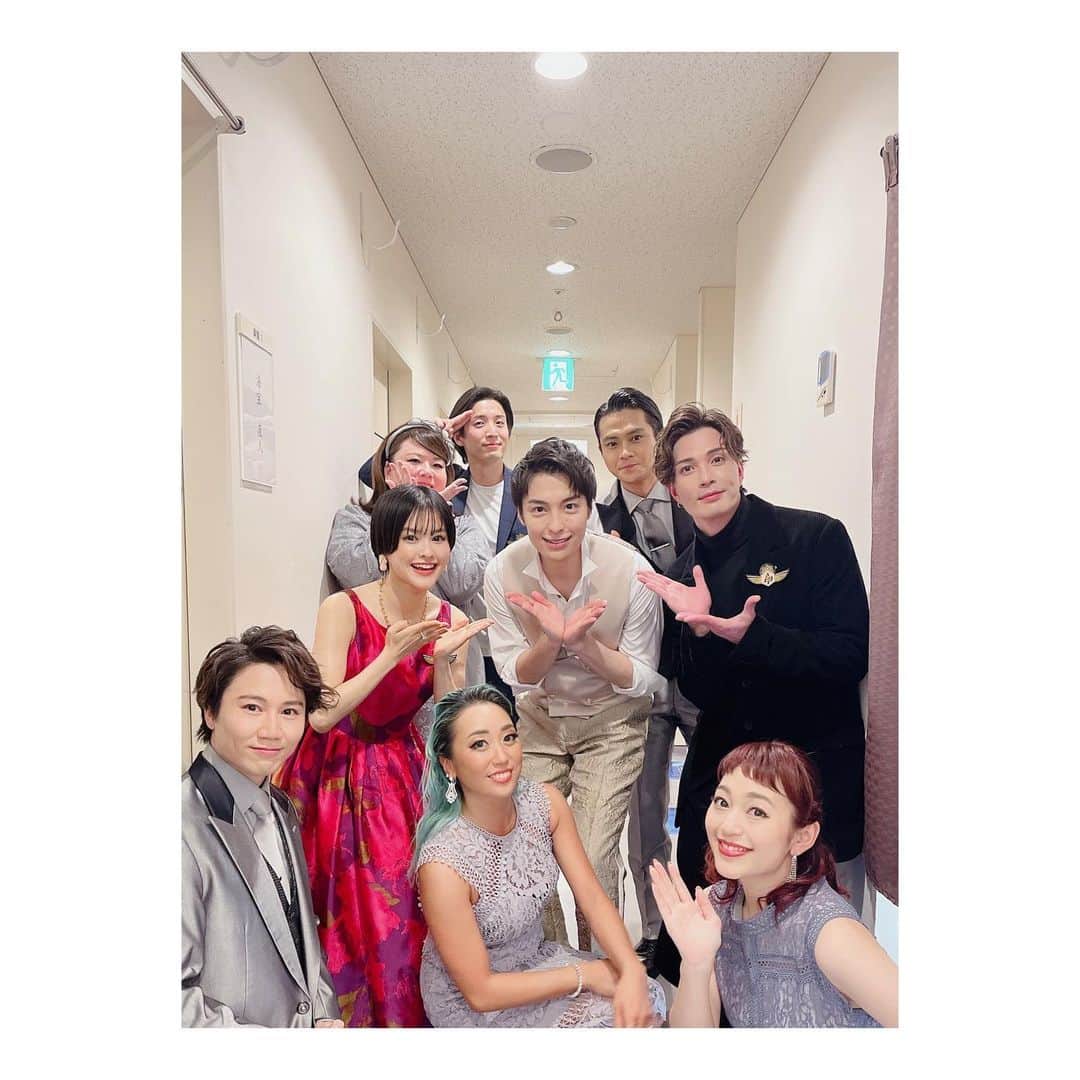 昆夏美のインスタグラム：「. あけましておめでとうございます♡ 今年もよろしくお願いします！ . . #海宝直人 さんのコンサート 「ATTENTION PLEASE!」 初日おめでとうございます！ #廣瀬友祐 さんと共に お邪魔させていただきました☺︎ . 海宝くんの魅力が溢れまくってるコンサート✨ とっても楽しい2023年の歌い始めでした☺︎ ご来場下さった皆様ありがとうございました！」