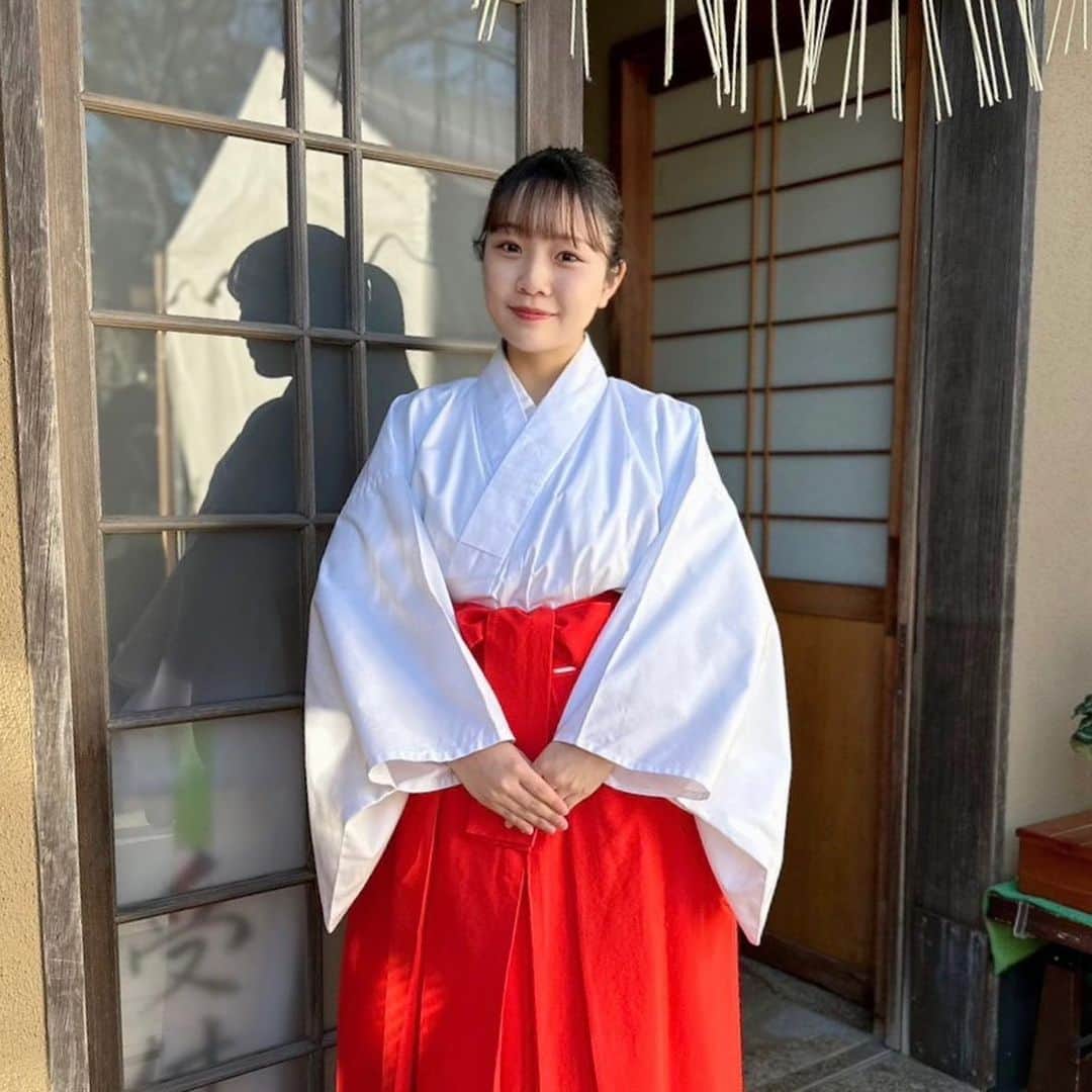 miyuのインスタグラム：「三ヶ日は、今年も巫女さん⛩ 年々多くの人がお詣りくださり忙しいばかりですが、良き新年を迎えることができとても光栄です。  兄家族も来てくれてほっこり…☺️☺️ おみくじはーーー中吉！！！ いいことがたくさん書いてあったので2023が楽しみでーす！！  #あけましておめでとうございます #今年もよろしくお願いします #神社 #巫女 #謹賀新年」