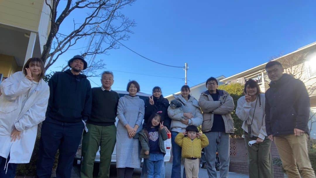 山下訓広のインスタグラム：「新年明けましておめでとうございます🎍 昨年は大変お世話になりました！  山下家は今年も仲良しです🙆‍♂️ 姪っ子に太ってるくにくん嫌だと言われたので今年こそゆっくり痩せていこうと思います🙌 仕事にプライベートも充実した一年にできるよう邁進していきます🫡 皆様のご多幸を心よりお祈りいたします！！  本年度もよろしくお願い致します！！」