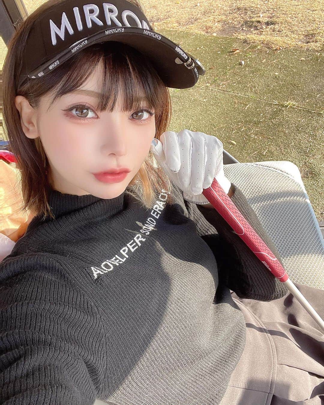 のインスタグラム：「早く春にならないかなー⛳️ ゴルフしたい🏌️‍♀️ . . . . .  . .  . . . . . #ゴルフ #ゴルフ女子 #ゴルフコーデ #ゴルフウェア #ゴルフ初心者 #ゴルフ場 #ゴルフ練習 #ゴルフ好き #ゴルフ大好き #ゴルファー #ゴルフ女子コーデ #サンバイザー #ニットコーデ #タートルネック #ショートカット #ショートヘア #ショートボブ  #ショート女子  #自撮り #mirror9 #adidas #michellmacaron #shein #golf #golflife #golfstagram #golfcourse #golfer #japanese #selfie」