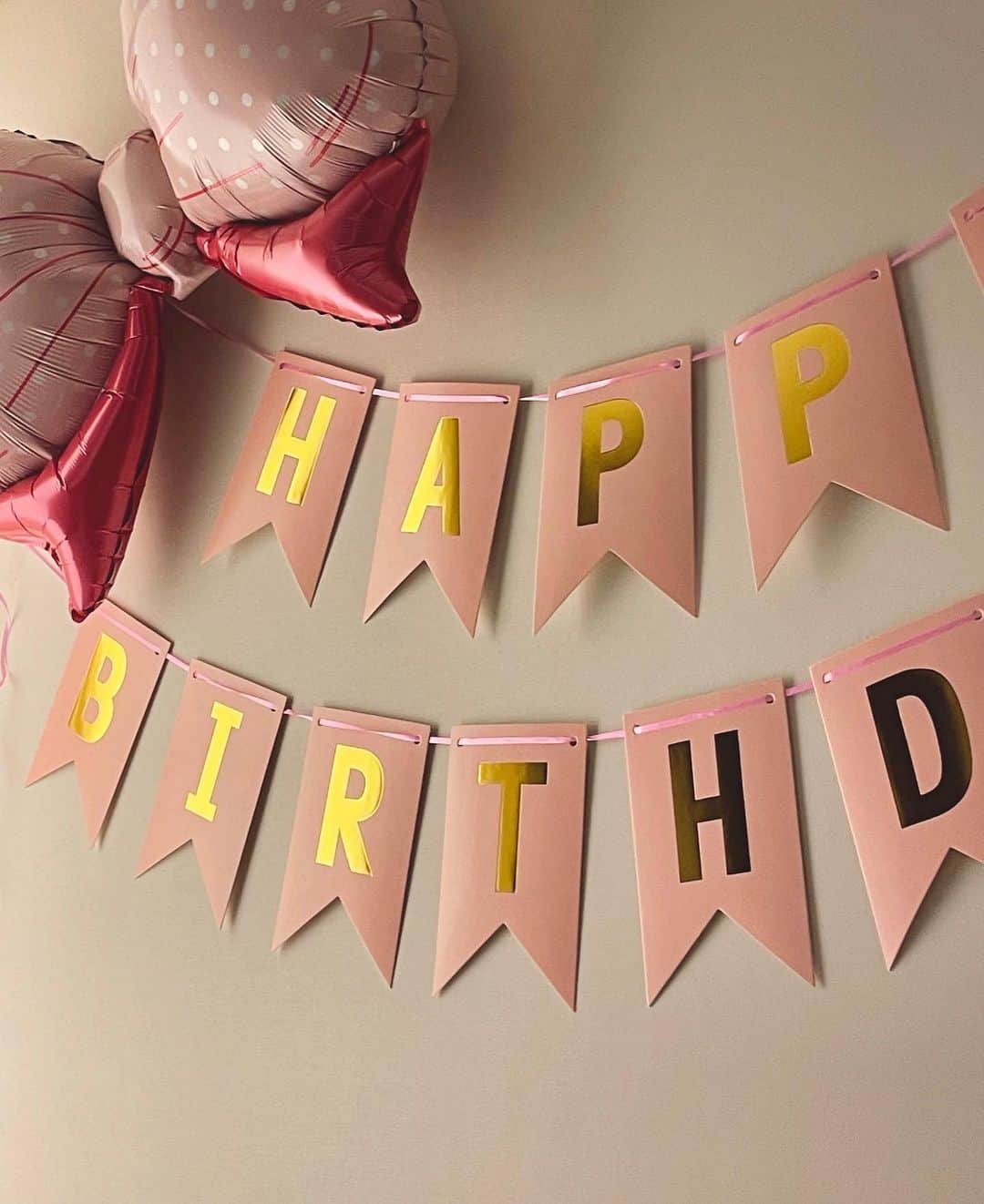 ミンヒ のインスタグラム：「생일축하해주신 모든분들 넘 감사드려요🎀」