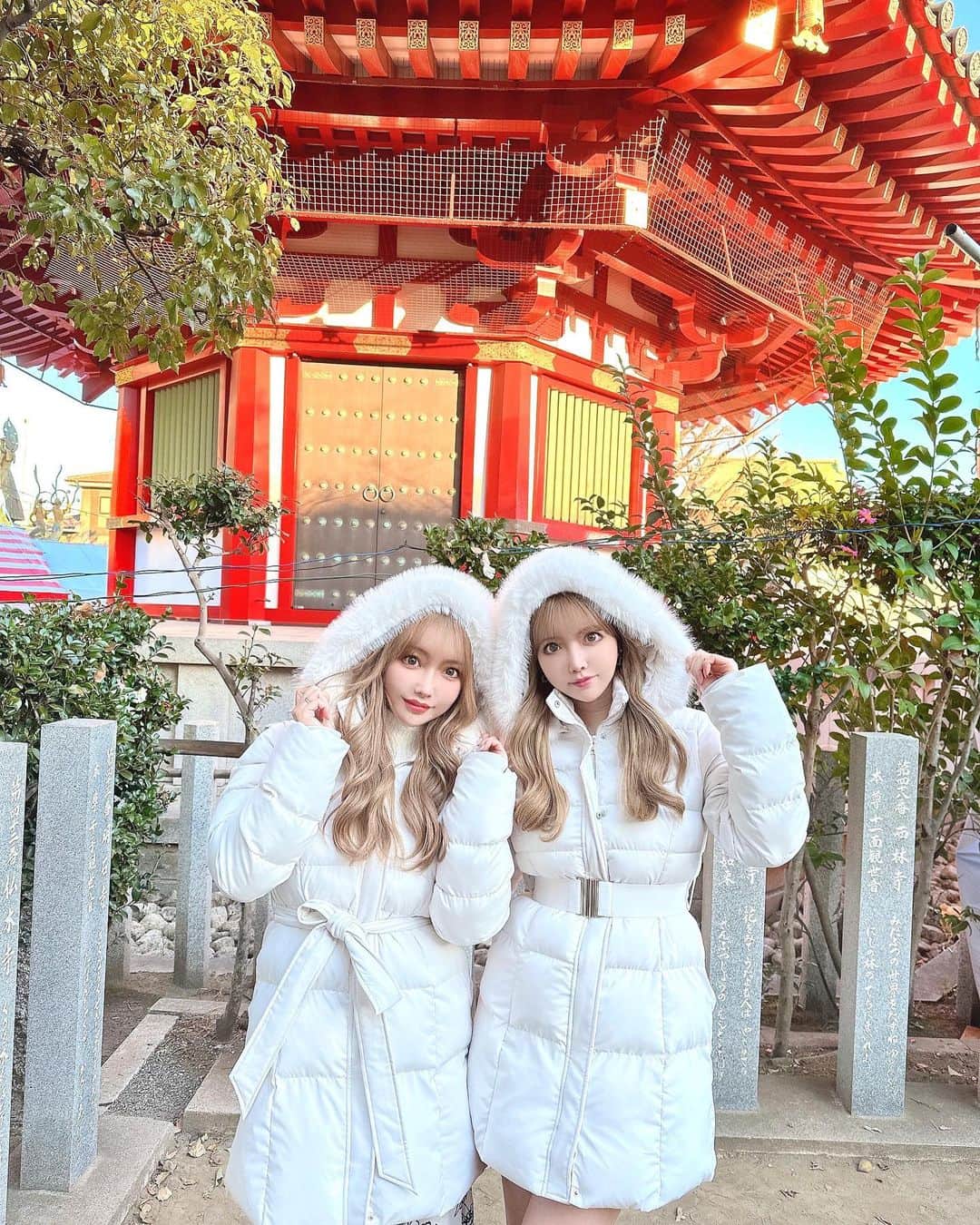 吉川ちえのインスタグラム：「【🎍2023年✨START🎍】 . 2023年がスタートしましたね😘❤️ 皆はどんな年末年始を過ごしたのかな？💓 私は完全に寝正月で引きこもりしてましたが 3日目でやっと川崎大師に行ってきました⛩❤️ おみくじ引いたら大吉で凄い嬉しかったです😍💓 . 新年一発目の写真はちかさんと川崎大師で ( @lipservice_official )の 白コート着て撮りました📸❤️お揃い🥹🫶 ふわふわで暖かくて形も綺麗だしGETして本当に良かった✌️💓 . 白のダウンだけど真っ白じゃなくて 少し落ち着いた白？アイボリー？だから好き😍❤️この色味だいすき🧸🎀 . 川崎大師ではずっと出店 食べ歩きして大満足でした🫶💓 . #川崎大師 #新年 #2023年  #LIPSERVICE #双子コーデ」