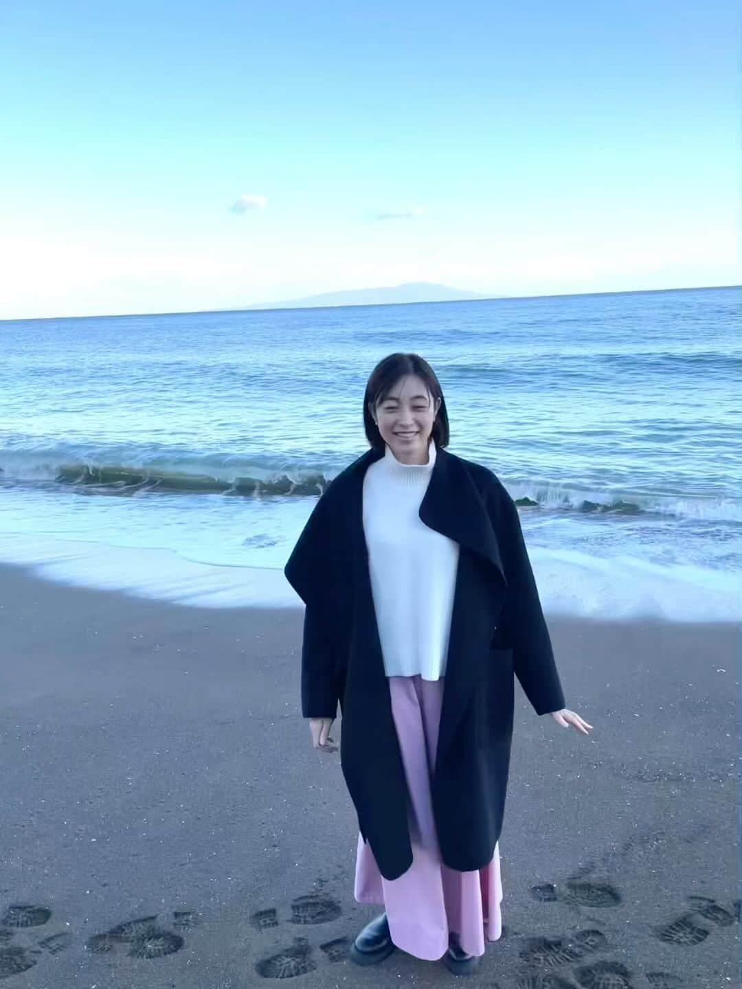 のインスタグラム：「_ 新年のご挨拶かな？ いえ。 皆さんからの誕生日のコメントのお礼を言っております。（波の音で声がかき消されていました‥）  皆さん、たくさんの温かいメッセージを 本当にありがとうございました。 何度も読ませていただきました！  これからも皆さんにたくさん目にして頂けるように、 しっかりとたっぷりと努力して頑張っていきます。 どうぞよろしくお願いいたします。  #青山倫子 #感謝 #ありがとうございます #心の耳で聞いてね #失敗しちゃってごめんなさい #波の音ってけっこうしっかり入るのね #ざぶーんざぶーんしか入ってなかった」